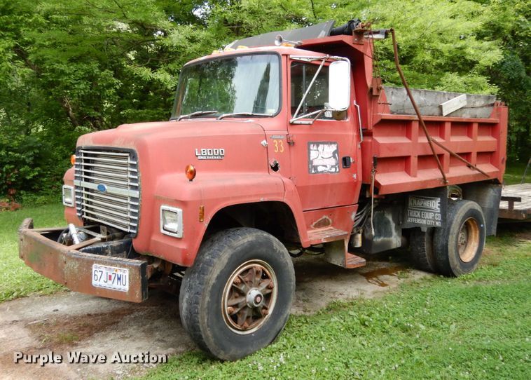 image for item IL9472 1991 Ford L8000  dump truck
