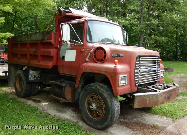 image for item IL9472 1991 Ford L8000  dump truck