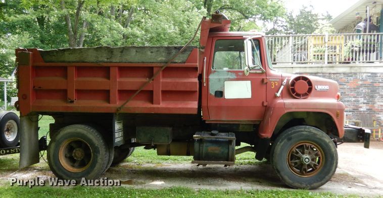 image for item IL9472 1991 Ford L8000  dump truck