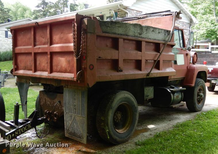 image for item IL9472 1991 Ford L8000  dump truck