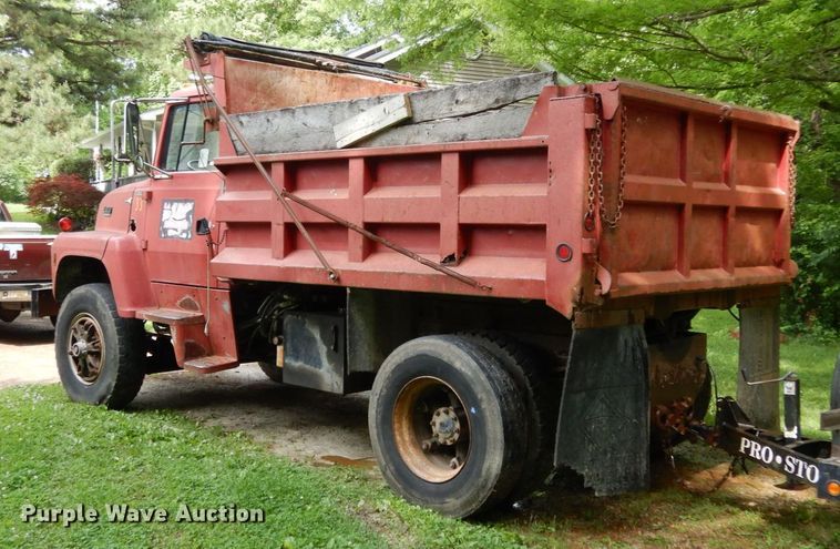 image for item IL9472 1991 Ford L8000  dump truck