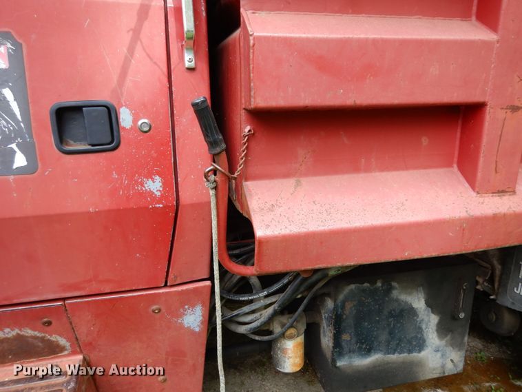 image for item IL9472 1991 Ford L8000  dump truck