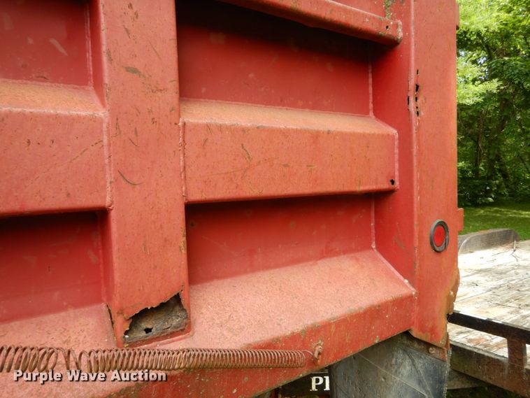 image for item IL9472 1991 Ford L8000  dump truck