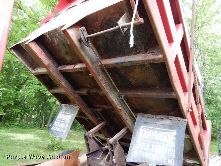 image for item IL9472 1991 Ford L8000  dump truck