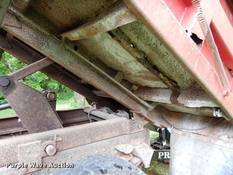 image for item IL9472 1991 Ford L8000  dump truck