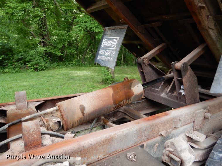 image for item IL9472 1991 Ford L8000  dump truck