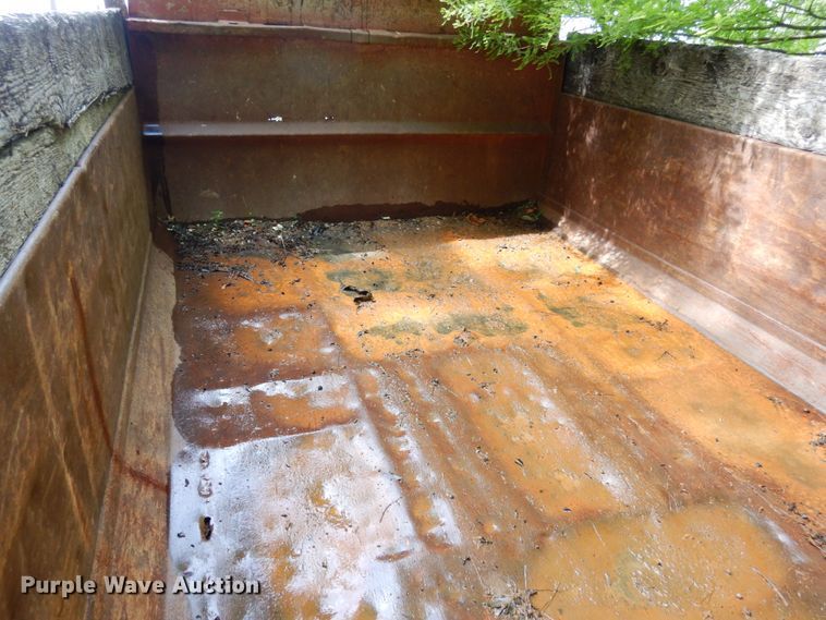 image for item IL9472 1991 Ford L8000  dump truck