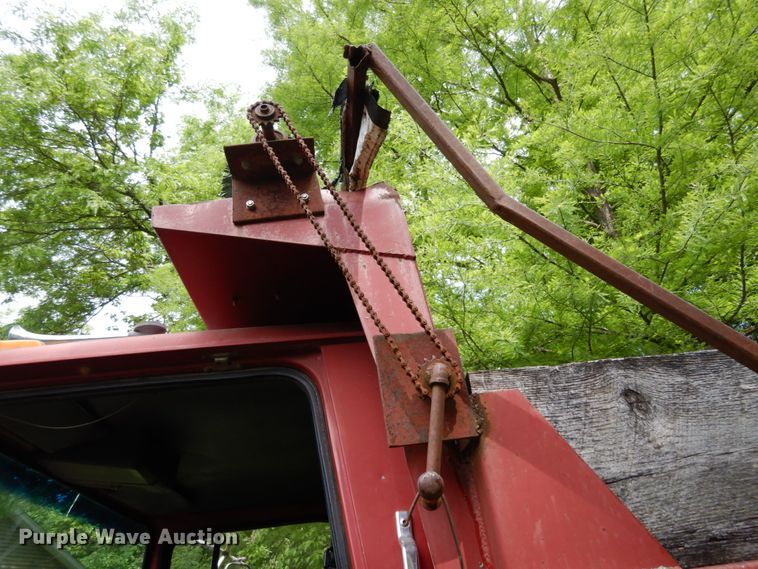 image for item IL9472 1991 Ford L8000  dump truck