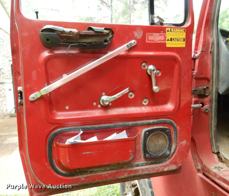 image for item IL9472 1991 Ford L8000  dump truck