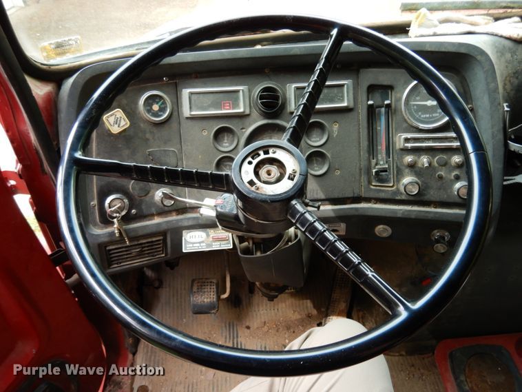 image for item IL9472 1991 Ford L8000  dump truck