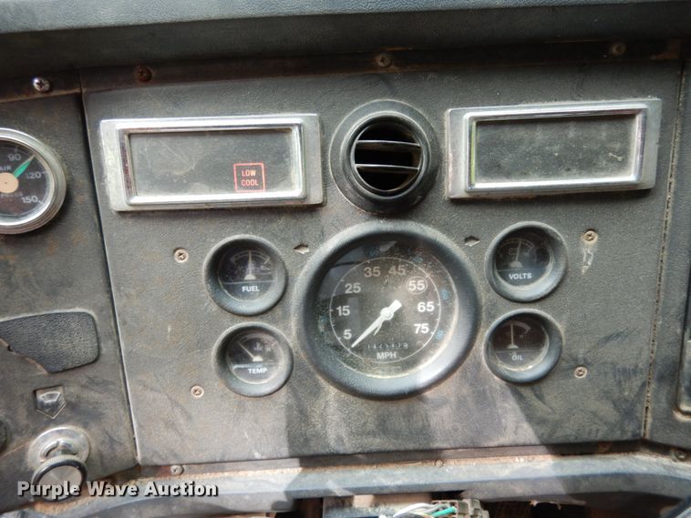 image for item IL9472 1991 Ford L8000  dump truck