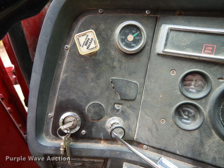 image for item IL9472 1991 Ford L8000  dump truck