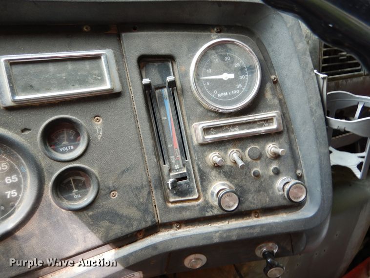 image for item IL9472 1991 Ford L8000  dump truck