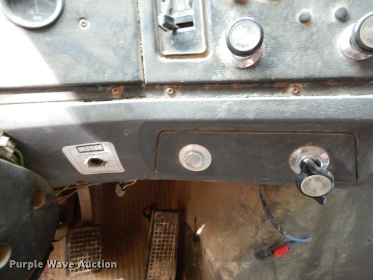 image for item IL9472 1991 Ford L8000  dump truck