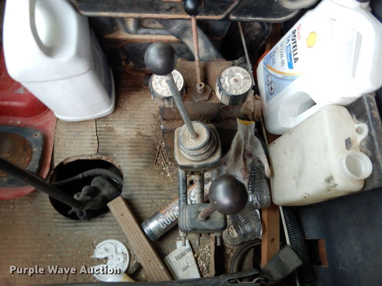 image for item IL9472 1991 Ford L8000  dump truck