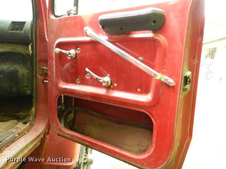 image for item IL9472 1991 Ford L8000  dump truck