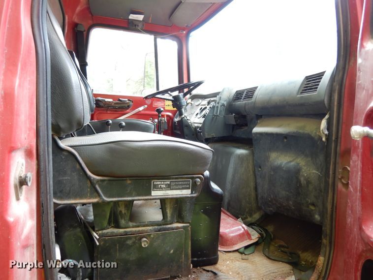 image for item IL9472 1991 Ford L8000  dump truck