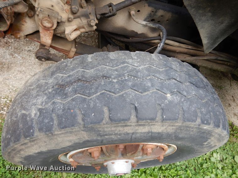 image for item IL9472 1991 Ford L8000  dump truck