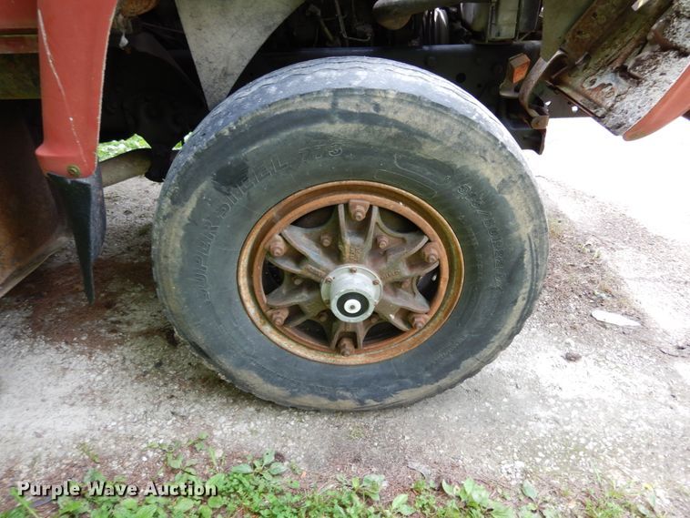 image for item IL9472 1991 Ford L8000  dump truck