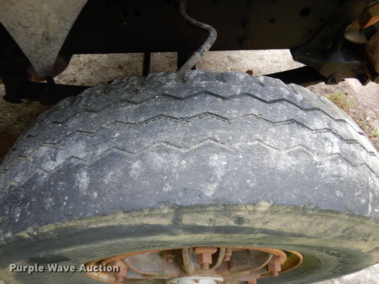 image for item IL9472 1991 Ford L8000  dump truck