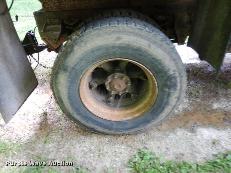 image for item IL9472 1991 Ford L8000  dump truck