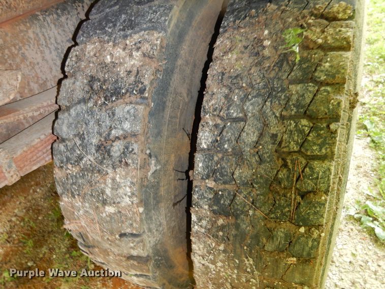 image for item IL9472 1991 Ford L8000  dump truck