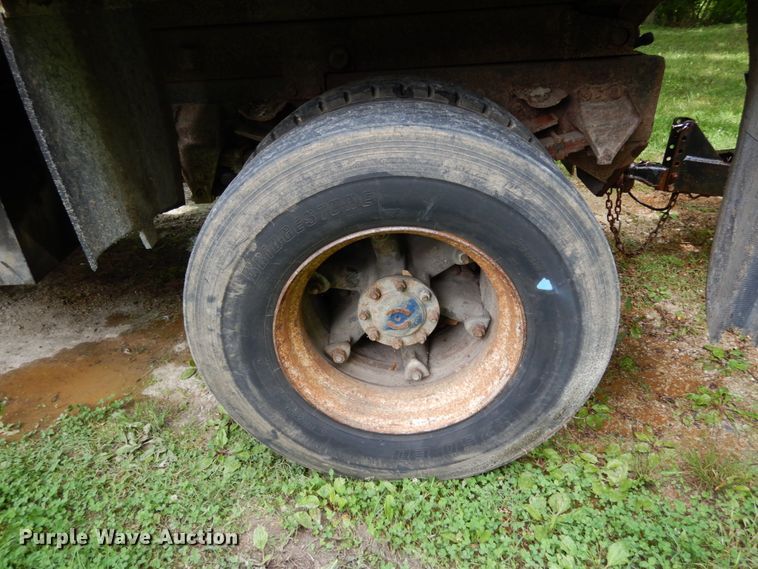 image for item IL9472 1991 Ford L8000  dump truck