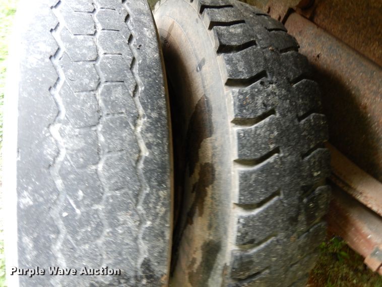 image for item IL9472 1991 Ford L8000  dump truck