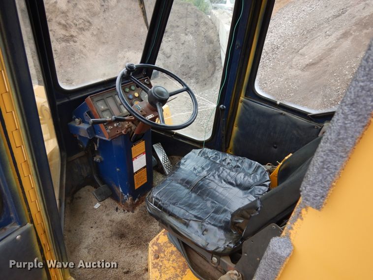 image for item IL9870 1989 Komatsu WA180  wheel loader