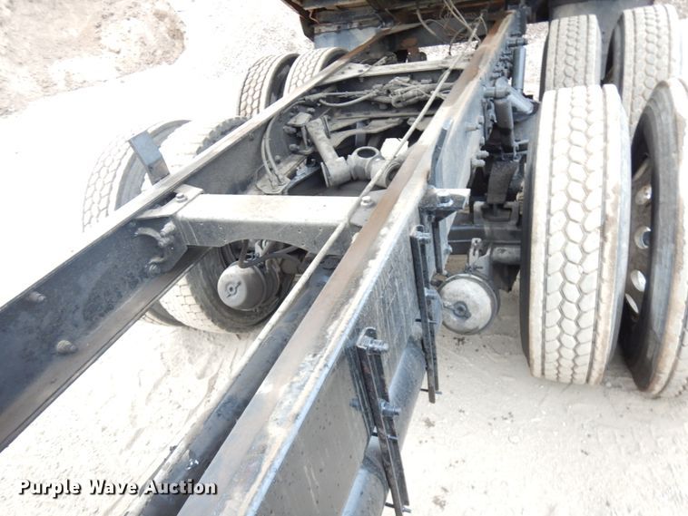 image for item IL9873 1999 Peterbilt 330  dump truck