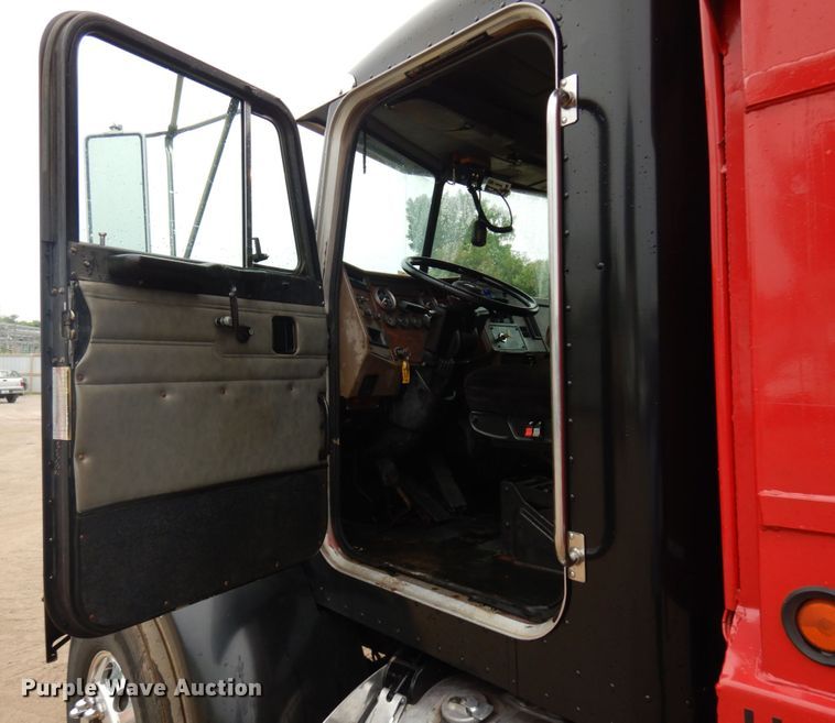 image for item IL9873 1999 Peterbilt 330  dump truck