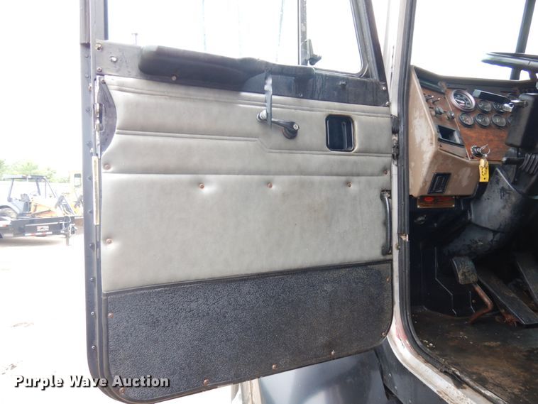 image for item IL9873 1999 Peterbilt 330  dump truck