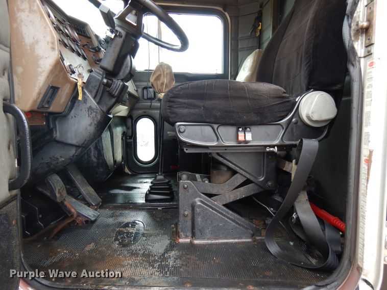 image for item IL9873 1999 Peterbilt 330  dump truck