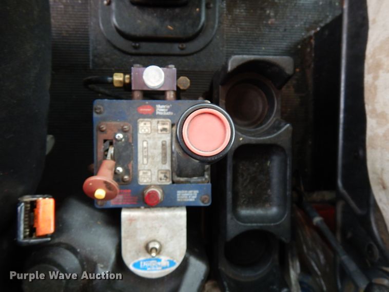 image for item IL9873 1999 Peterbilt 330  dump truck