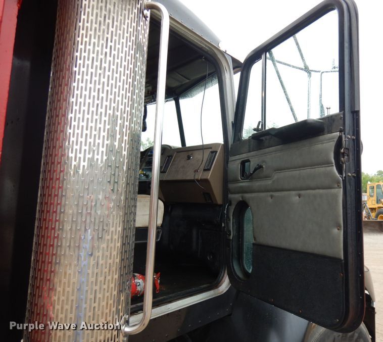 image for item IL9873 1999 Peterbilt 330  dump truck