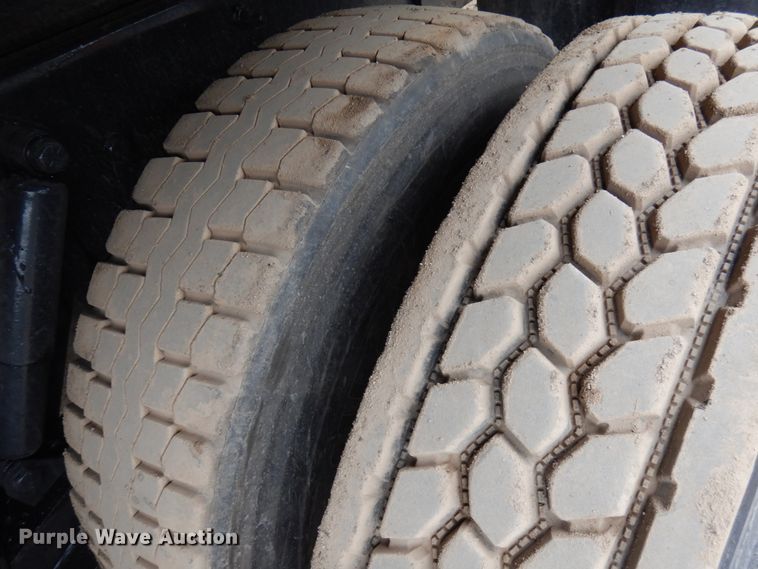 image for item IL9873 1999 Peterbilt 330  dump truck