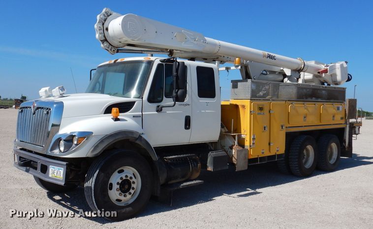 image for item IQ9699 2009 International WorkStar 7400  bucket truck