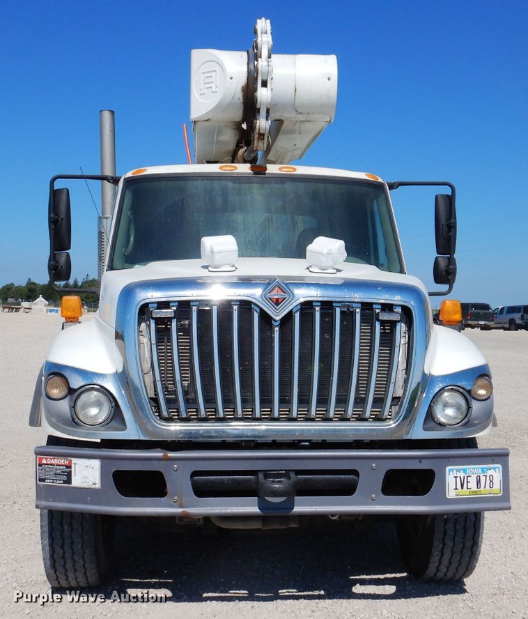 image for item IQ9699 2009 International WorkStar 7400  bucket truck