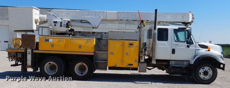 image for item IQ9699 2009 International WorkStar 7400  bucket truck