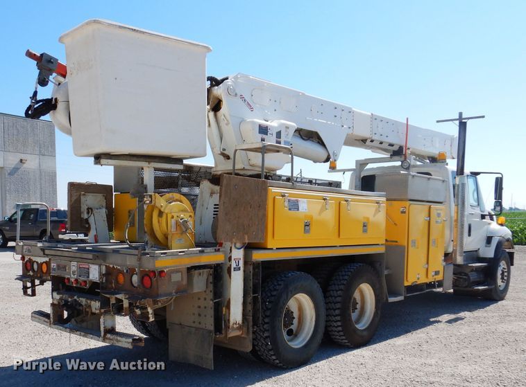 image for item IQ9699 2009 International WorkStar 7400  bucket truck
