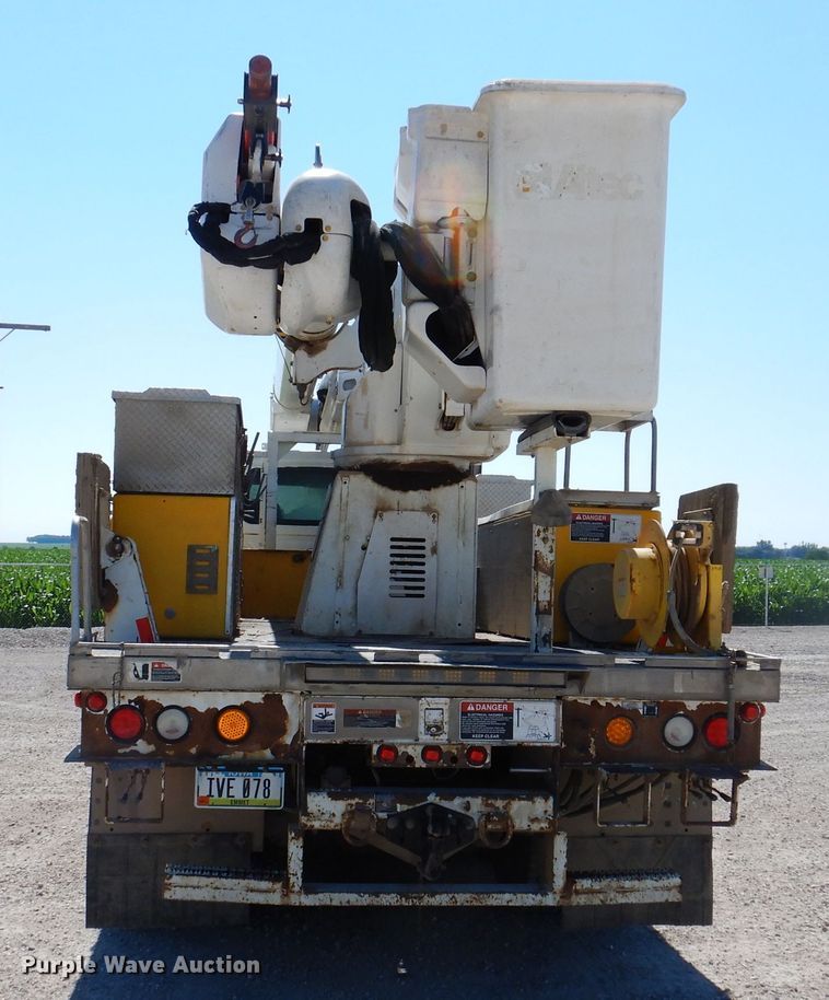 image for item IQ9699 2009 International WorkStar 7400  bucket truck