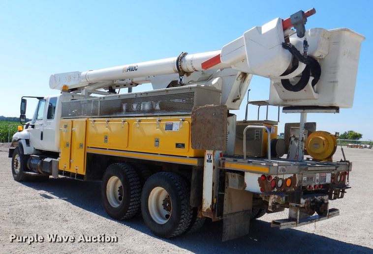 image for item IQ9699 2009 International WorkStar 7400  bucket truck