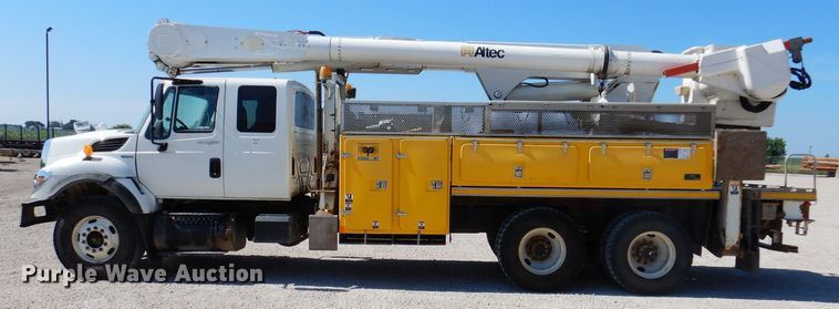 image for item IQ9699 2009 International WorkStar 7400  bucket truck
