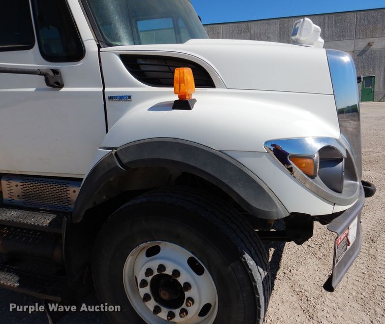 image for item IQ9699 2009 International WorkStar 7400  bucket truck