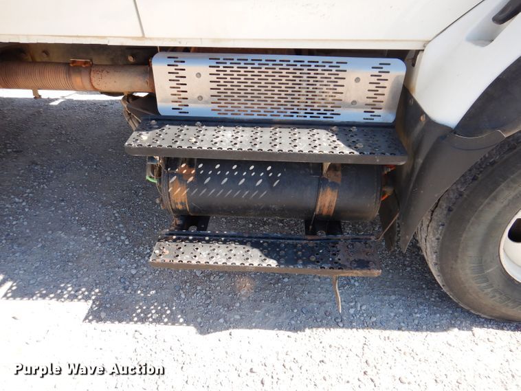 image for item IQ9699 2009 International WorkStar 7400  bucket truck