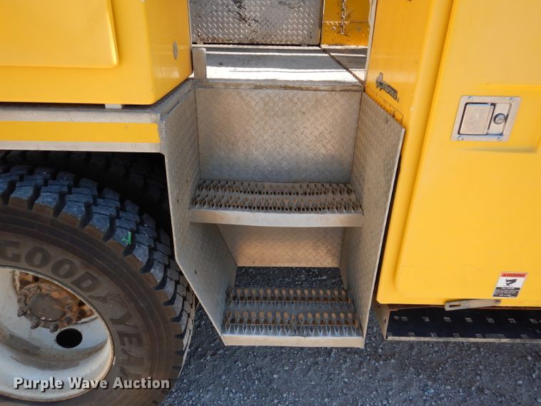 image for item IQ9699 2009 International WorkStar 7400  bucket truck