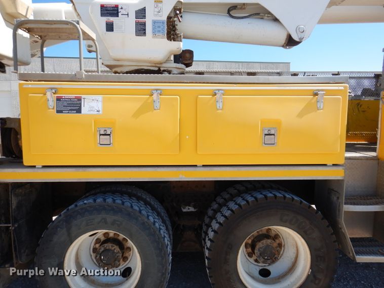 image for item IQ9699 2009 International WorkStar 7400  bucket truck