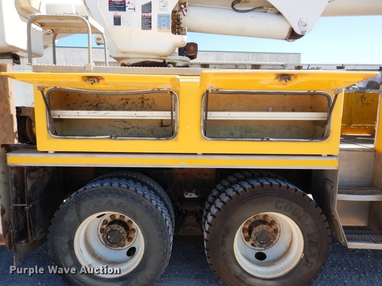 image for item IQ9699 2009 International WorkStar 7400  bucket truck