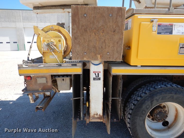 image for item IQ9699 2009 International WorkStar 7400  bucket truck