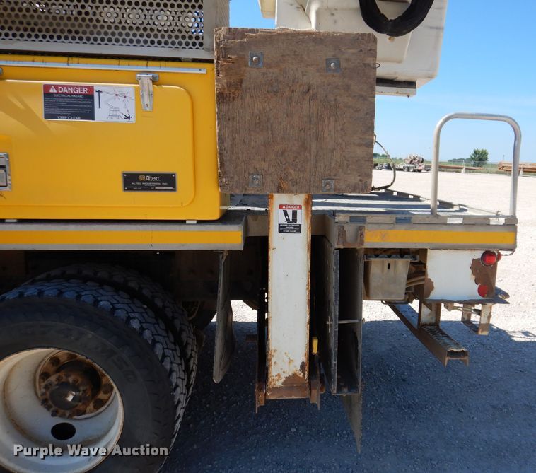 image for item IQ9699 2009 International WorkStar 7400  bucket truck